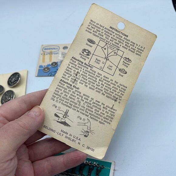 Nine cards of fun vintage buttons snaps fasteners - Picture 12 of 13
